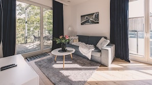 Una sala de estar moderna con un sofá, una mesa de centro y un cuadro en la pared.