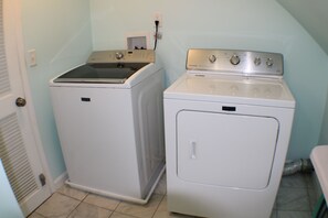 A laundry room with a front-loading washer and a top-loading dryer. - Bonnet Shores Getaway, 3BR, 10 min Walk to Private Beach (Narragansett)