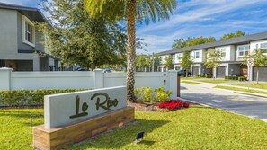 Zona residencial con un letrero que indica 'Le Rio', nombre de una propiedad o comunidad.