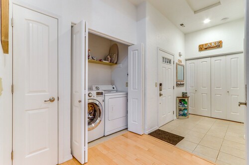 Charming Condo in the Heart of CDA, Walking Distance to Lake