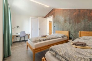 A bedroom with two beds, a desk, and a chair. - Holiday Home Lukc (Kobarid)