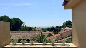 A residential area with terracotta-tiled roofs, a clear sky, and greenery. - New villa for 6 people - Pool - Beach 800 m away (Fréjus)