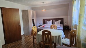 Ein Schlafzimmer mit einem Bett, einem Nachttisch und einem Fenster mit Vorhängen.