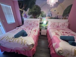 A bedroom with two beds, each with pink bedding and a princess-themed design. - Regal Palms 3BR Gated TH sleeps 10 guests- Bergamo (Davenport)