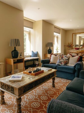 A cozy living room with a chessboard, a book, and a glass of wine on a wooden coffee table. - Bank House - Luxury Stay in the Cotswolds (Gloucestershire)