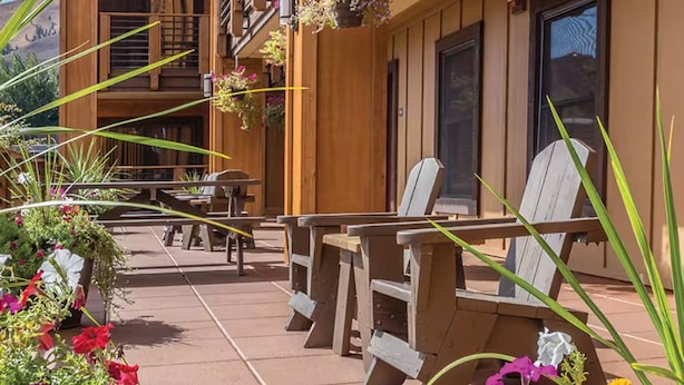 A wooden building with outdoor seating and hanging flower baskets. - WM BLOCK Lake House 1br dlx (Chelan)
