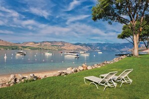 A lakeside view with boats, a grassy area, and a tree. - WM BLOCK Lake House 1br dlx (Chelan)