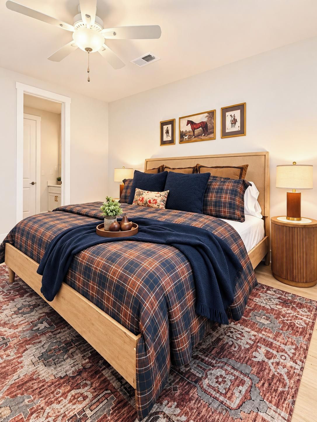 Quarto com cama, ventilador de teto, mesa de cabeceira com luminária e tapete.