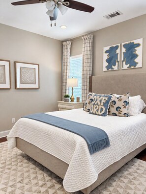 A bedroom with a bed, a nightstand, a lamp, and artwork on the walls. - The Lily House, 2mi 2 Sq+Campus, VelvetDitchVillas (Oxford)