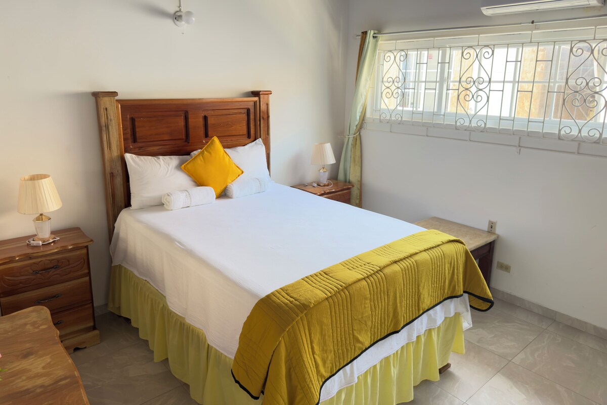 Kamar Double Klasik | Tirai kedap cahaya, setrika/meja setrika, dan Wi-Fi gratis