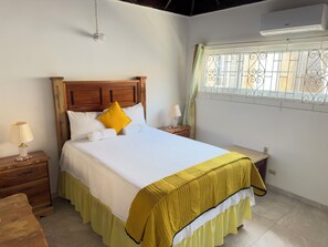 Kamar Double Klasik | Tirai kedap cahaya, setrika/meja setrika, dan Wi-Fi gratis