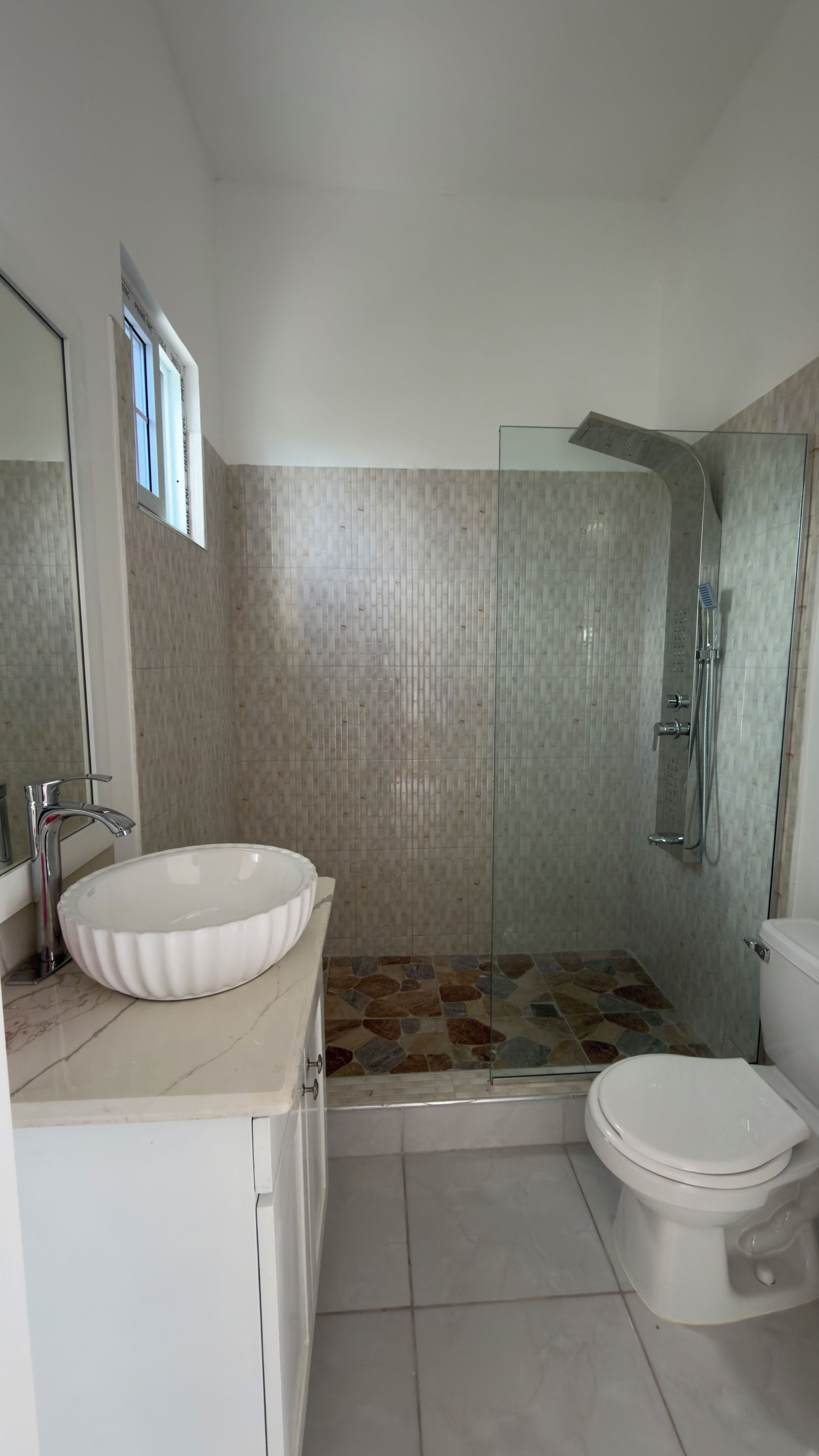 Un baño con lavabo, inodoro y zona de ducha.