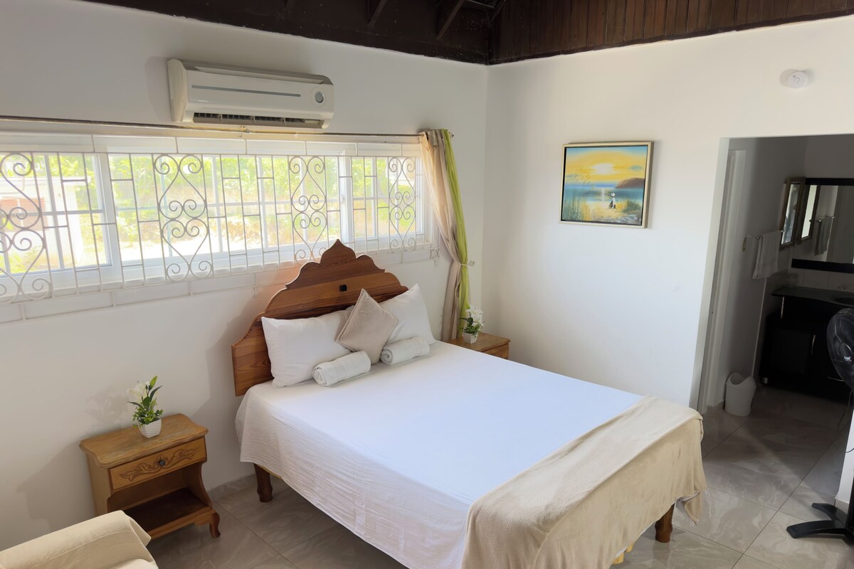 Kamar Double | Tirai kedap cahaya, setrika/meja setrika, dan Wi-Fi gratis