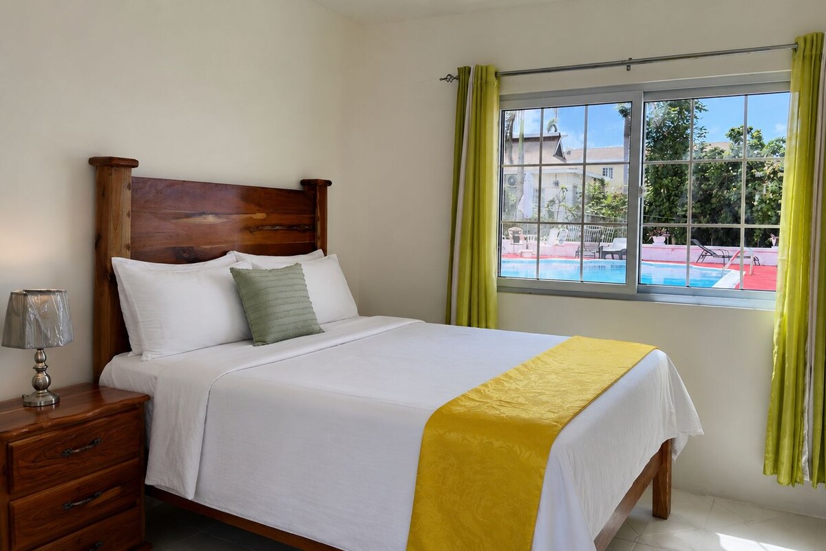 Kamar Double Deluks, pemandangan kolam renang | Tirai kedap cahaya, setrika/meja setrika, dan Wi-Fi gratis