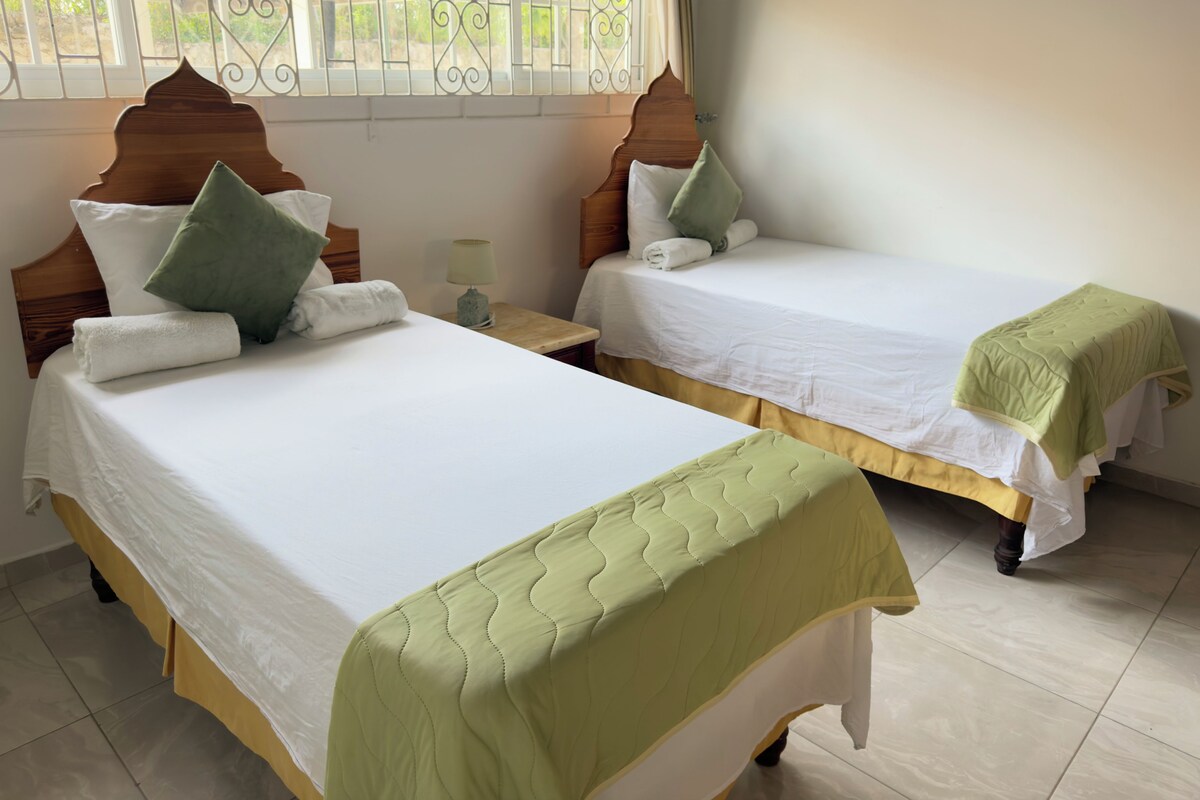 Kamar Twin Klasik | Tirai kedap cahaya, setrika/meja setrika, dan Wi-Fi gratis
