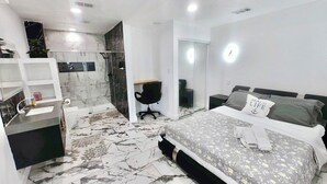 A modern bedroom with a large bed, a desk, a chair, and a walk-in closet. - Tranquil 3-bedroom house nr Parks in St. Petersburg (St. Petersburg)