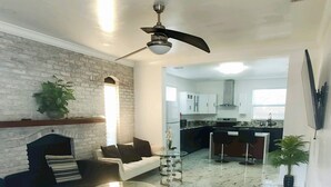 Smart TV - Tranquil 3-bedroom house nr Parks in St. Petersburg (St. Petersburg)