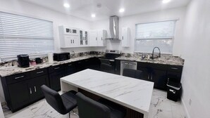 Private kitchen - Tranquil 3-bedroom house nr Parks in St. Petersburg (St. Petersburg)