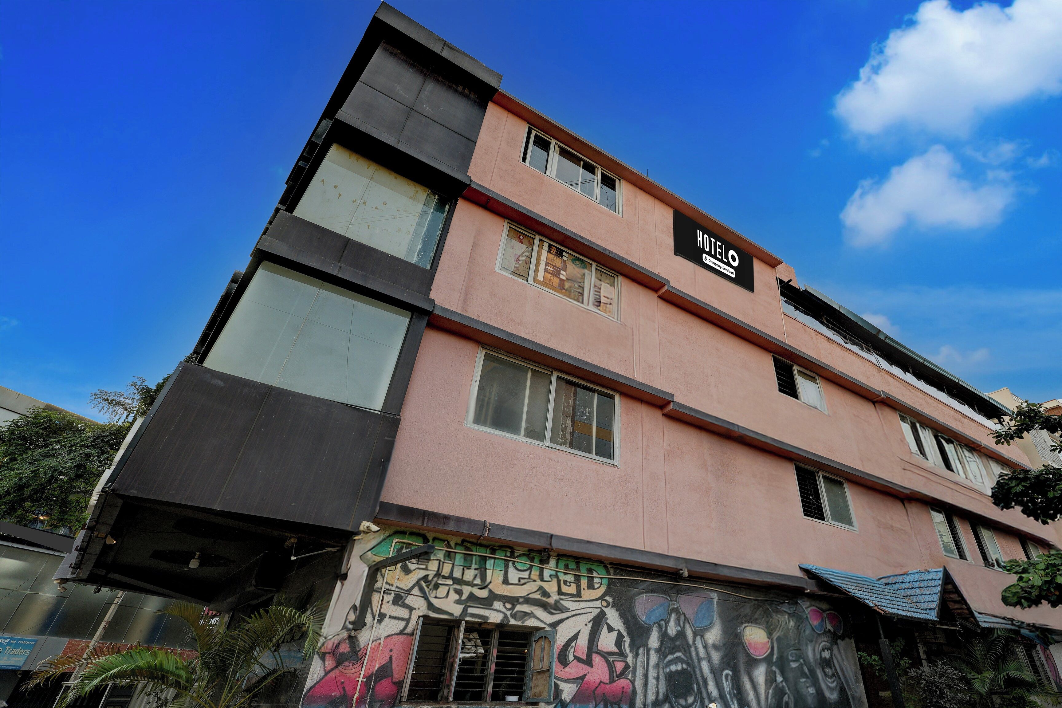 Un edificio de varios pisos con un letrero que dice 'HOTEL'.