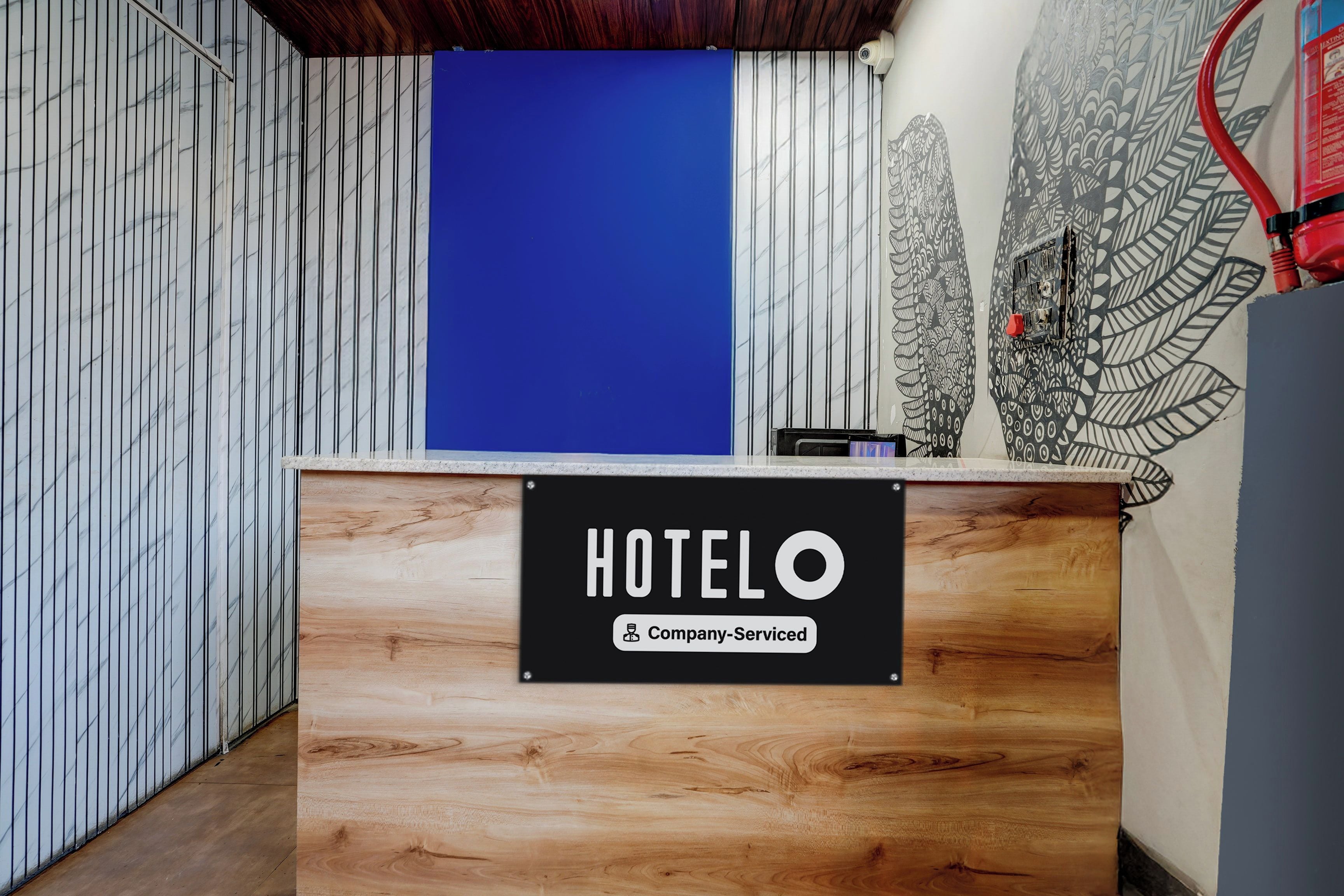 Una recepción de hotel con un cartel que indica servicio de empresa.
