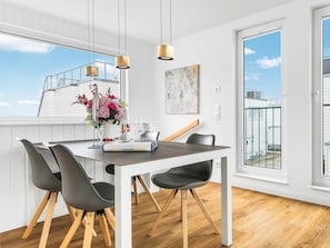 A dining area with a table, chairs, and a view of the sky. - NEW - Schleikubus (Kappeln)