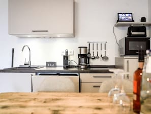 A modern kitchen with a built-in dishwasher, a coffee maker, and a tea station. - Holiday Apartment 603 (Winterberg)