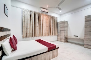 A modern bedroom with a bed, a ceiling fan, an air conditioning unit, and a wardrobe. - DanCenter Villa Viva 5BHK with Pvt Pool (Lonavala)