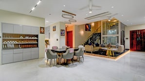 Een modern interieur met een eethoek, keuken en zithoek.