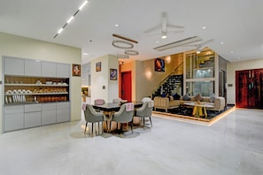 Un interno moderno con zona pranzo, cucina e soggiorno.