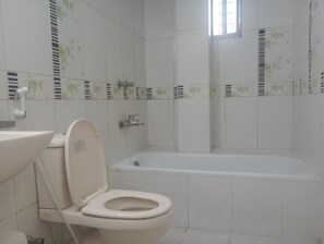 Ein Badezimmer mit Toilette, Waschbecken und Badewanne.