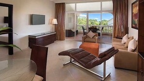 Uma sala de estar moderna com um sofá, um banco, uma TV e uma varanda com cortinas.