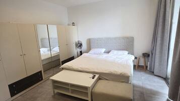 Iron/ironing board, WiFi, bed sheets