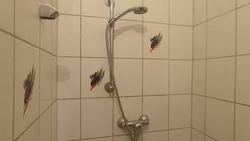 Een douche met een handdouche en een vaste douchekop, beide met flexibele slang.