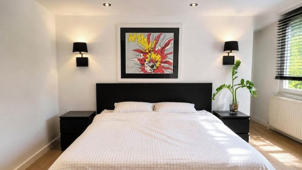 Tabla de planchar con plancha, wifi y ropa de cama 