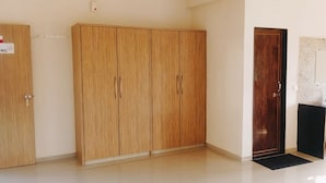 Quarto quádruplo, vista para o jardim | Banheiro | Chuveiro, toalhas de banho, sabonete, shampoo