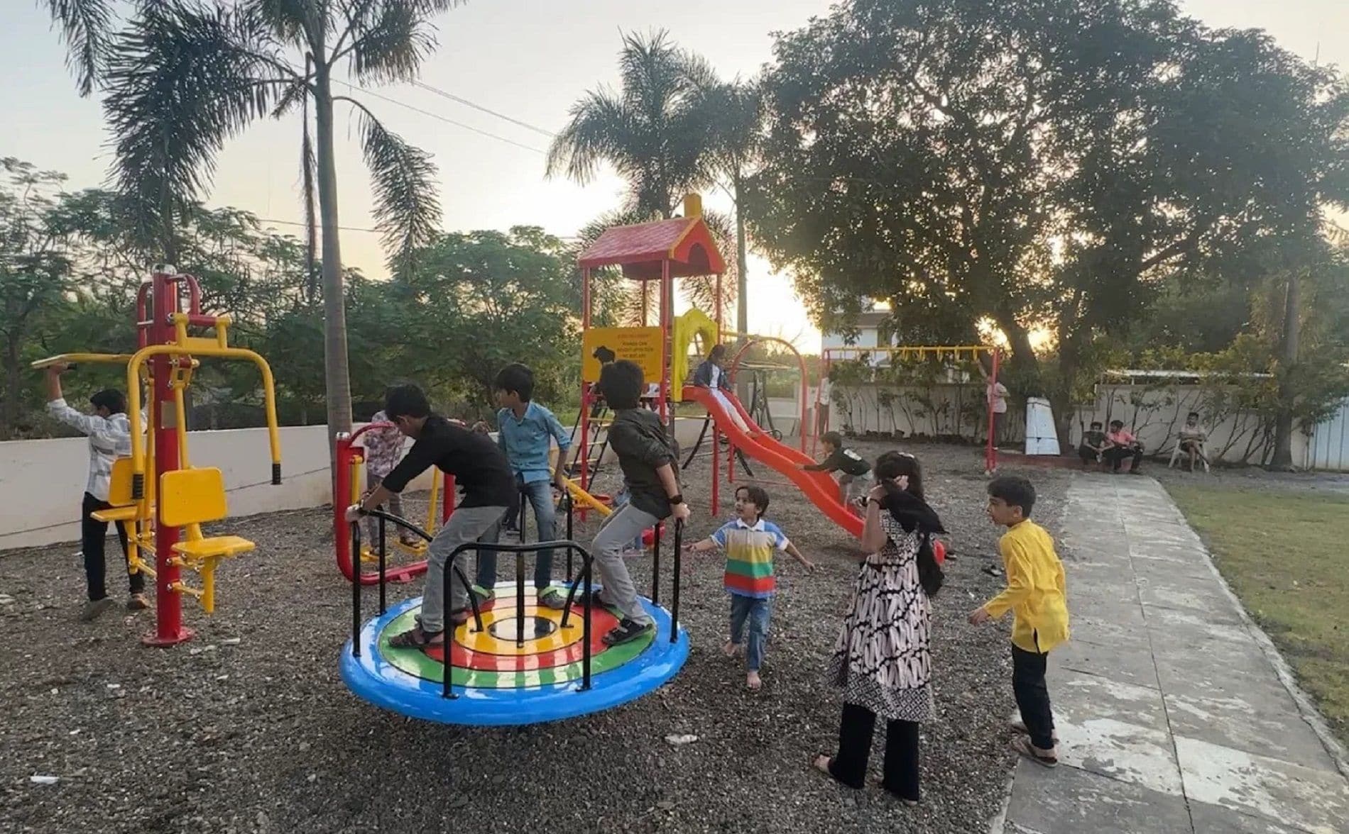 Un parque infantil con diversas estructuras de juego, incluyendo tobogán y equipo para escalar.
