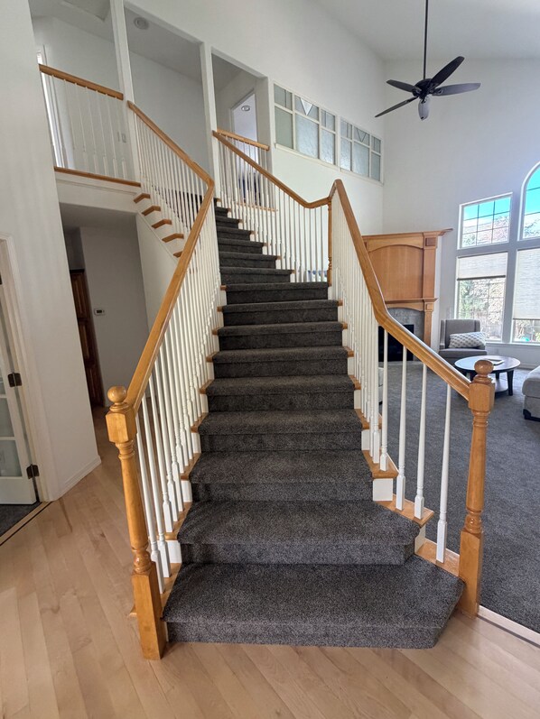 A staircase with wooden balusters and carpeted steps leading to a landing. - Close to Lakeview Golf Course (Meridian)