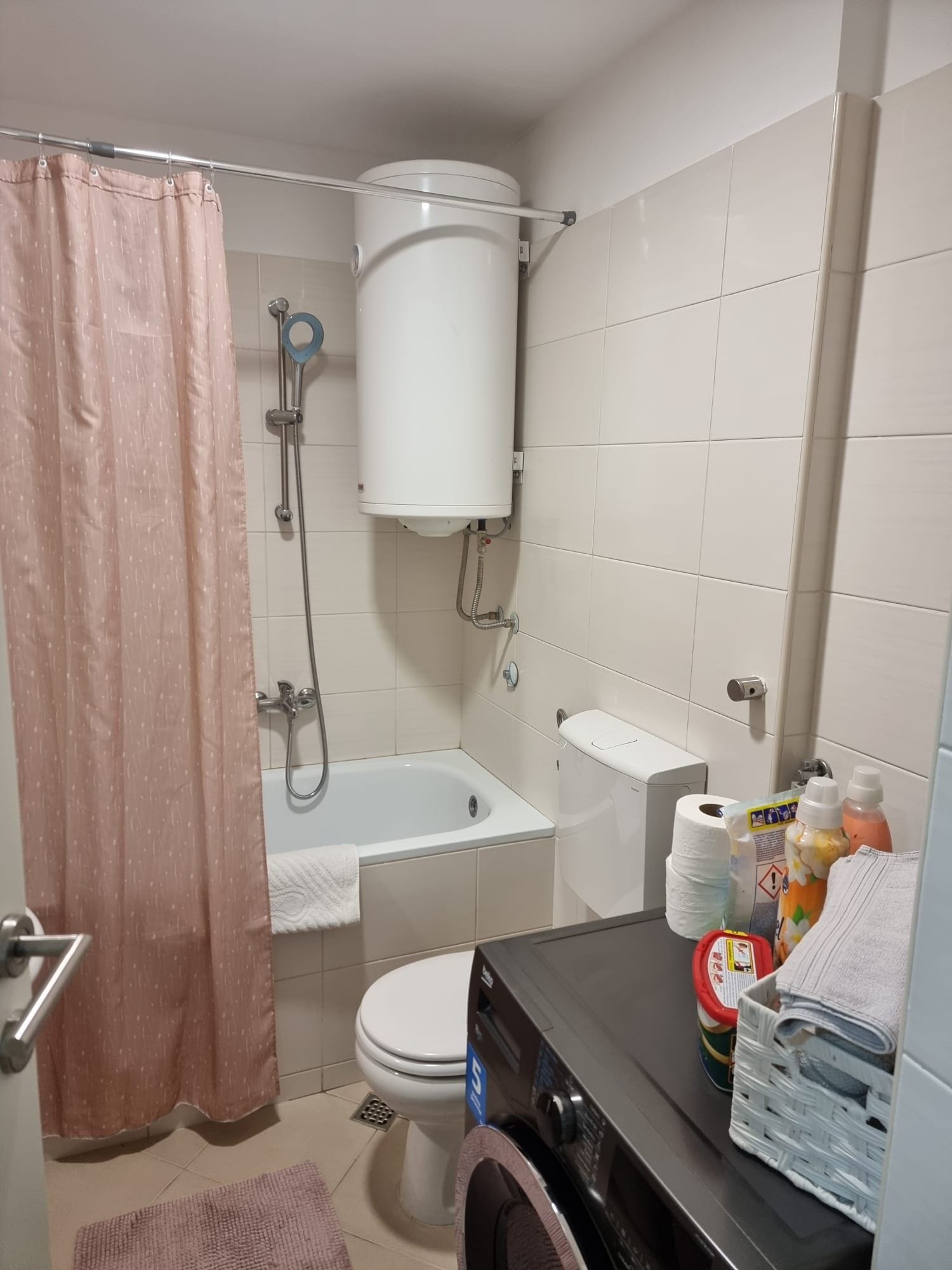Een haardroger, handdoeken, zeep, toiletpapier