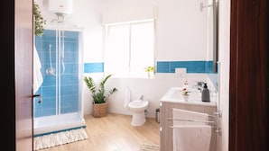 Un baño moderno con ducha, inodoro y lavamanos.