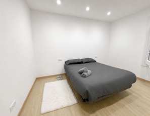 4 bedrooms, desk, free WiFi, bed sheets - Beautiful 4-Bedroom Condo Near Barcelona Cathedral (catalunya)