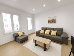 Smart TV - Beautiful 4-Bedroom Condo Near Barcelona Cathedral (catalunya)