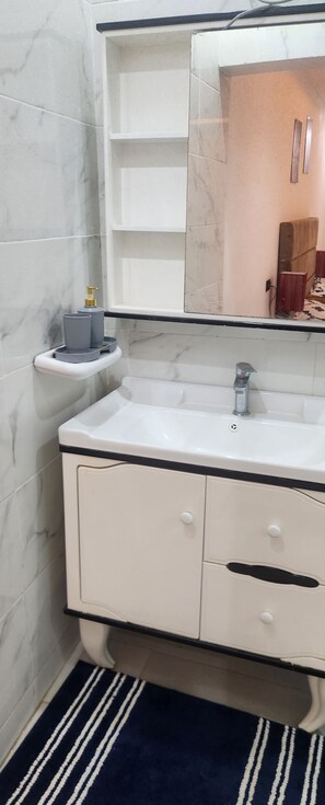 Bathroom - 6-bedroom apartment in superb Dakar with cool AC comfort (Dakar)