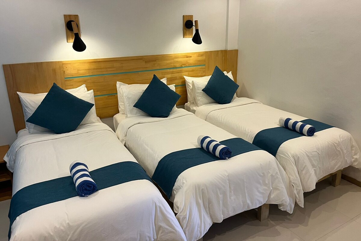 Deluxe Triple Room | Minibar, in-room safe, blackout curtains, iron/ironing board