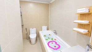 Suite familiar, vista a la ciudad | Baño