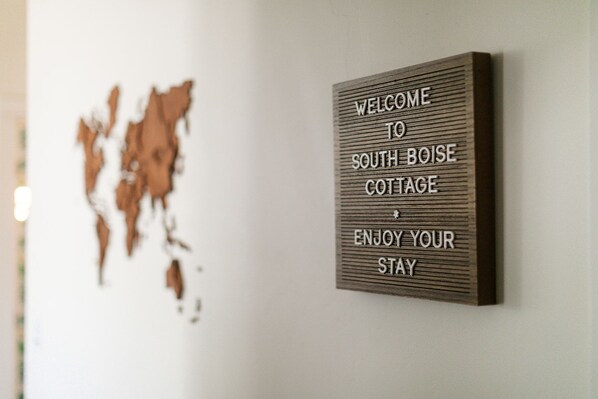 Un panneau d’accueil pour le South Boise Cottage.
