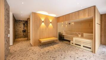 Un sauna avec des bancs et un sol en pierre.