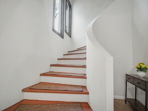 A staircase with wooden steps and a white wall. - Point Gratiot Lake House, Sleeps 12+, Lake Views (Dunkirk)