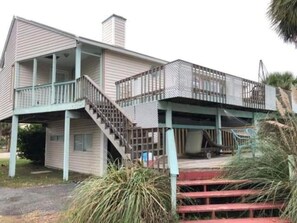Ein zweistöckiges Haus mit Balkon und Treppe.