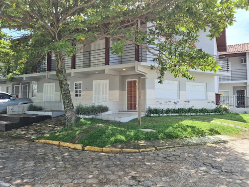 Fully furnished house with air conditioning, barbecue, and excellent location.
