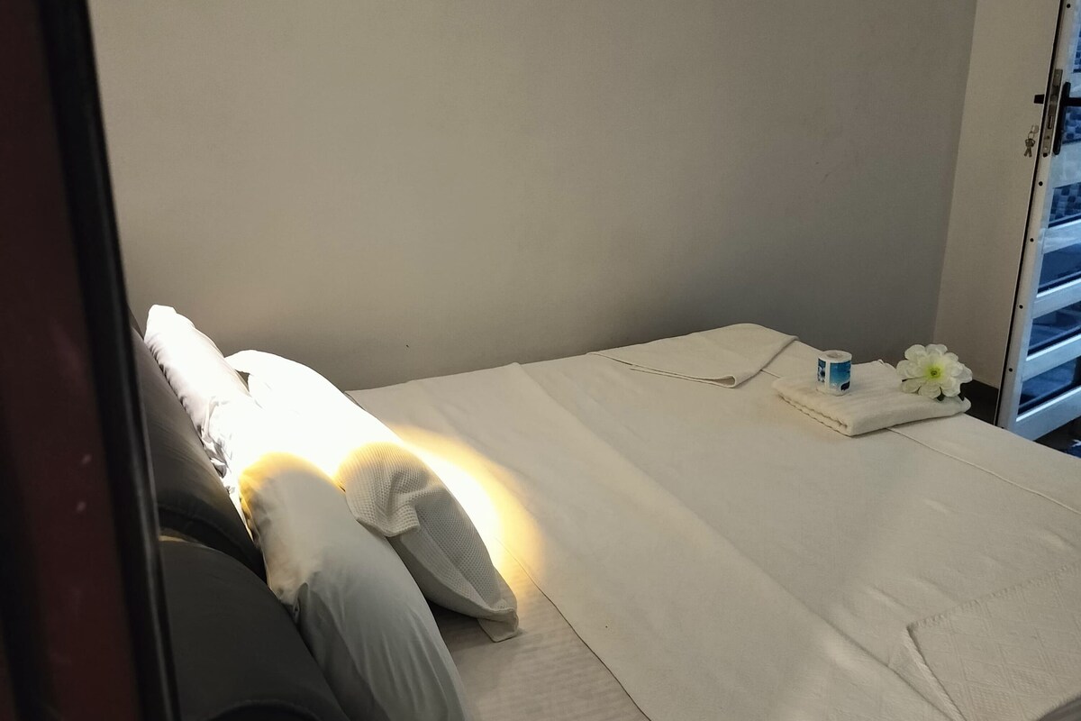 Escritorio, espacio para trabajar con laptop y wifi gratis 